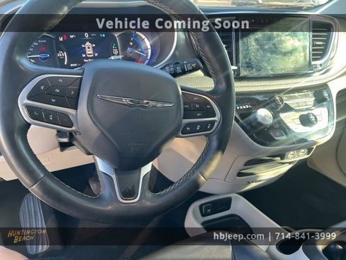 Used 2023 Chrysler Pacifica Touring-L image 9