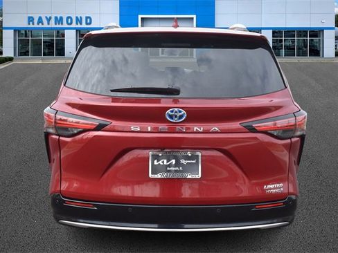 Used 2021 Toyota Sienna Limited image 4