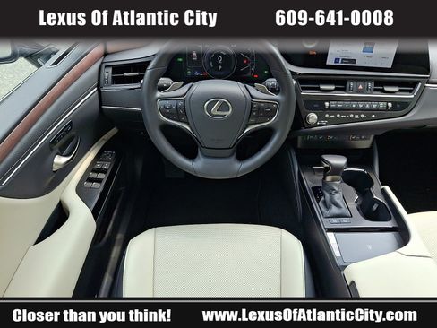 Used 2025 Lexus ES 300h w/ Premium Package FWD image 11