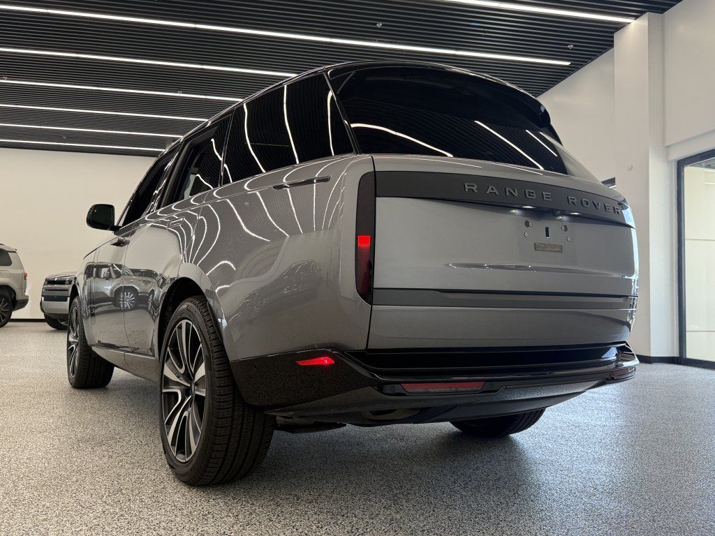 Used 2024 Land Rover Range Rover SE AWD/4WD image 4