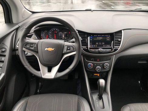 Used 2022 Chevrolet Trax LT w/ LT Convenience Package image 17
