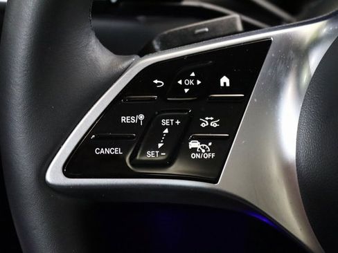 Used 2025 Mercedes-Benz GLC 300 4MATIC image 4