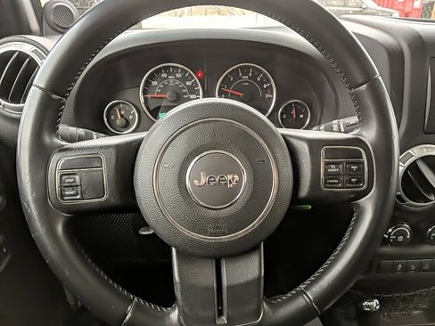 Used 2012 Jeep Wrangler Unlimited Sahara image 11