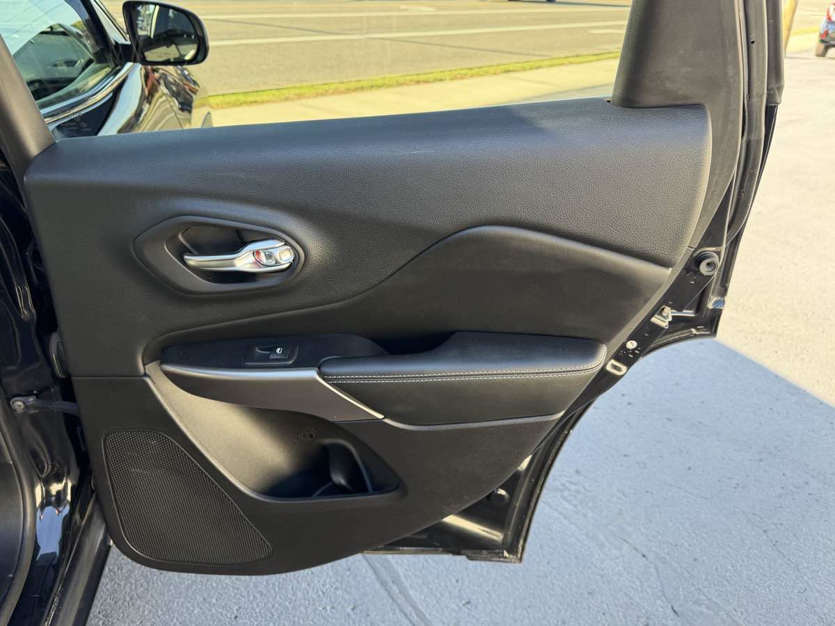 Used 2019 Jeep Cherokee Latitude Plus AWD/4WD image 17