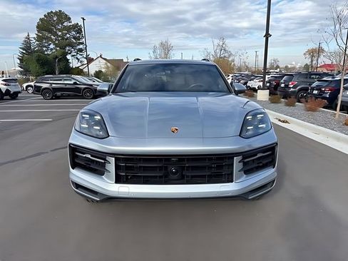 Used 2024 Porsche Cayenne w/ Premium Package AWD/4WD image 8