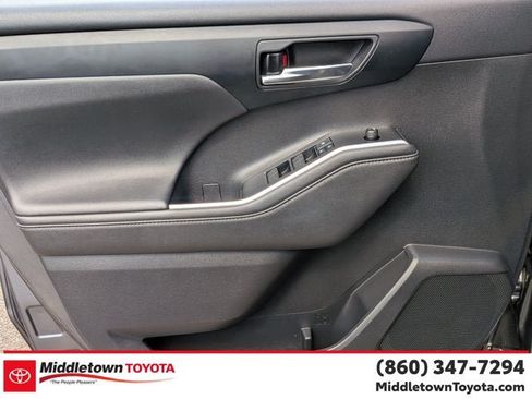 Used 2020 Toyota Highlander XLE AWD/4WD image 10