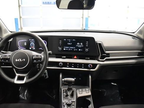 Used 2025 Kia Sportage LX image 5