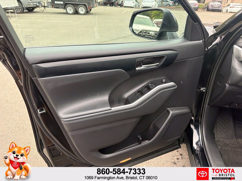 Used 2022 Toyota Highlander XLE AWD/4WD image 14