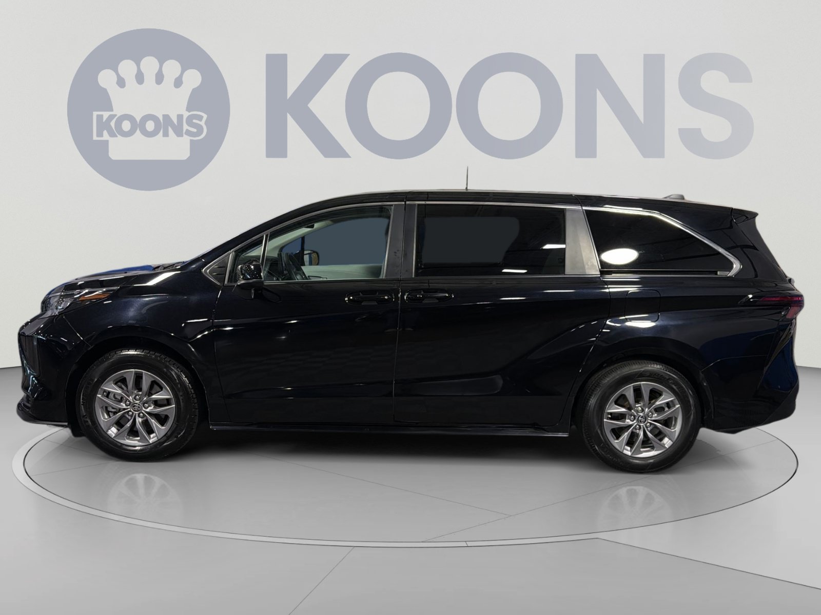 Used 2025 Toyota Sienna LE FWD image 2
