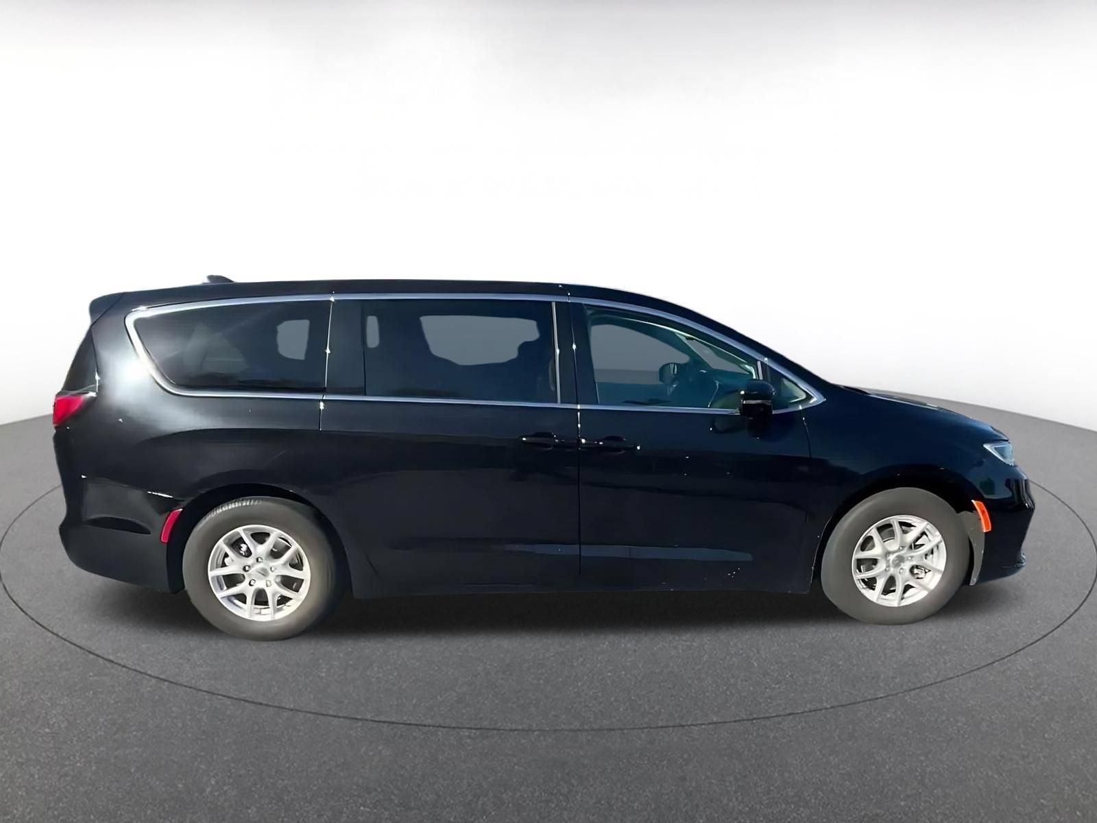 Used 2024 Chrysler Pacifica Touring-L FWD image 14