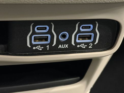Used 2024 Chrysler Pacifica Touring-L FWD image 31