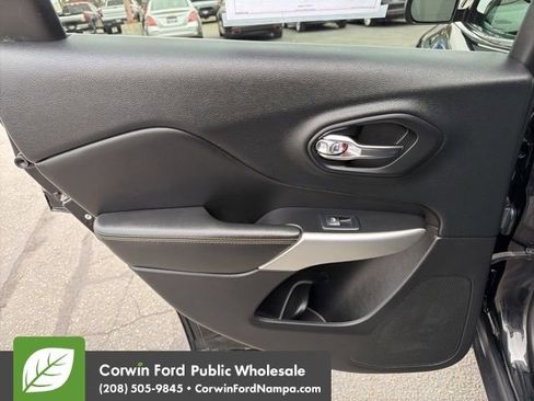 Used 2018 Jeep Cherokee Latitude Plus w/ Comfort/Convenience Group AWD/4WD image 28