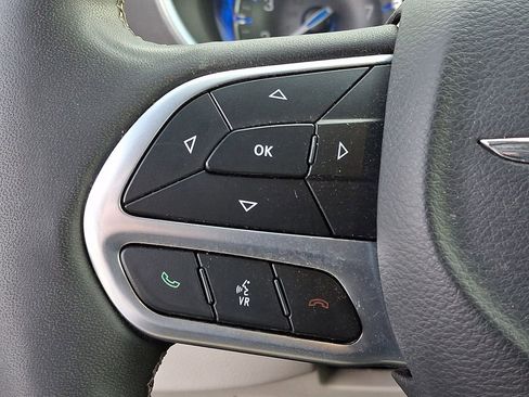 Used 2023 Chrysler Pacifica Touring-L image 17