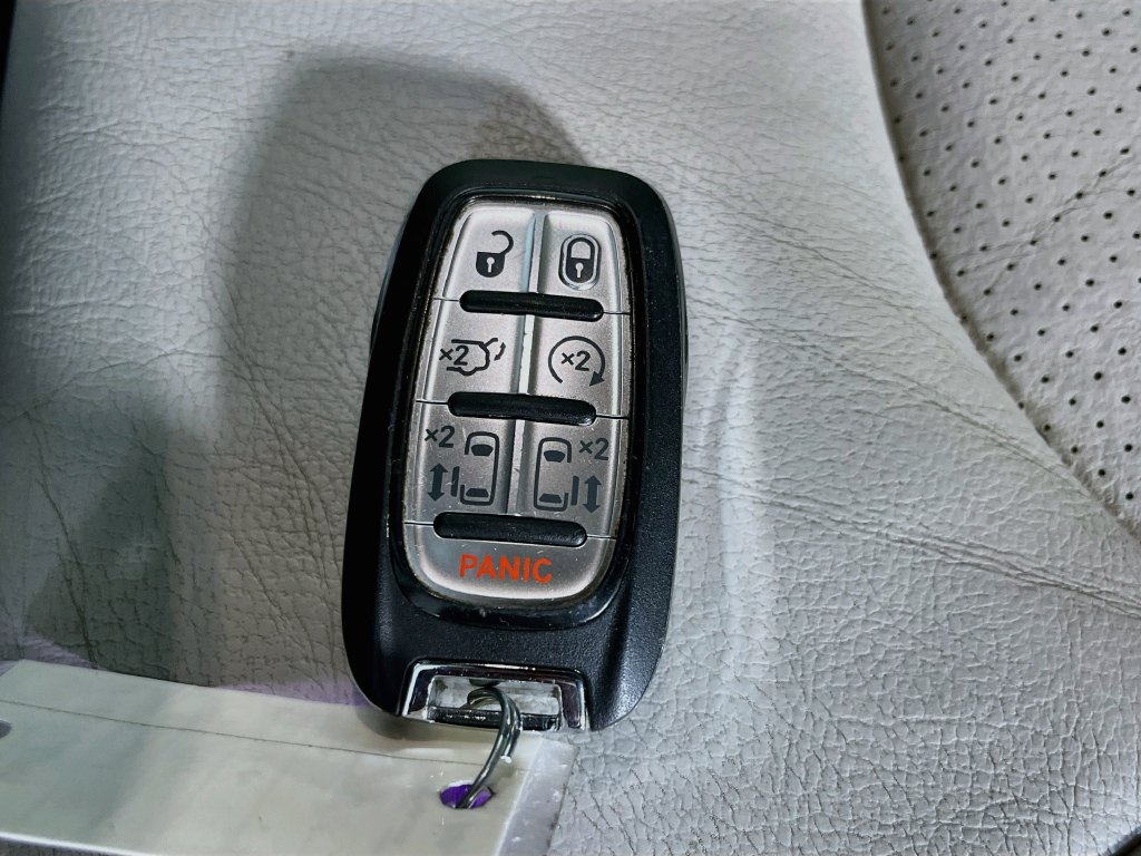 Used 2021 Chrysler Pacifica Touring-L FWD image 21