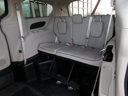 Used 2018 Chrysler Pacifica Limited w/ Tire & Wheel Group image 22