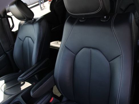 Used 2025 Chrysler Pacifica Select FWD image 5