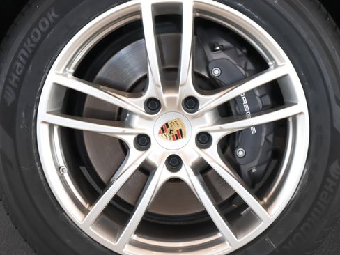 Certified 2024 Porsche Cayenne AWD/4WD image 28
