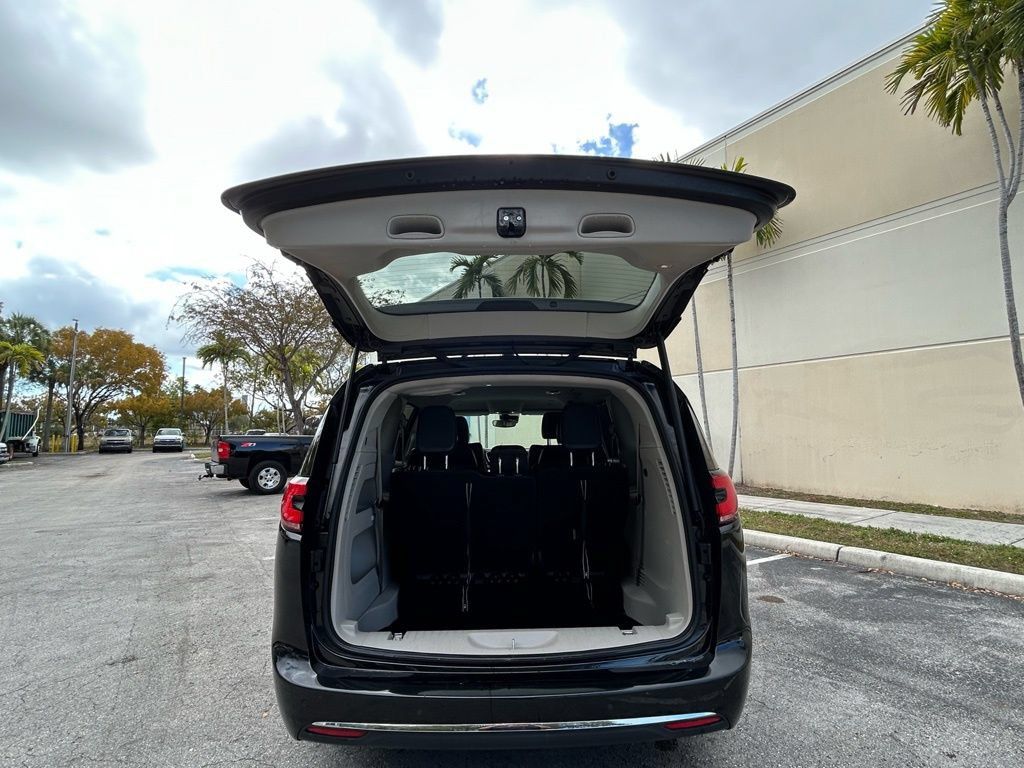 Used 2023 Chrysler Pacifica Touring-L FWD image 37
