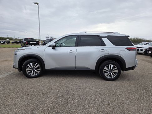 Used 2025 Nissan Pathfinder SL image 4