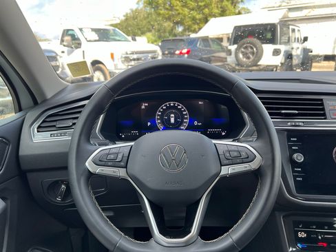 Used 2024 Volkswagen Tiguan SE image 19