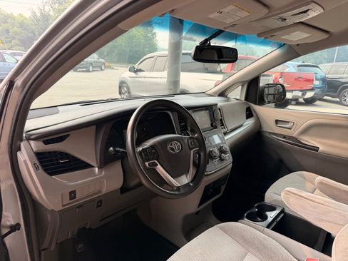 Used 2017 Toyota Sienna LE AWD/4WD image 9