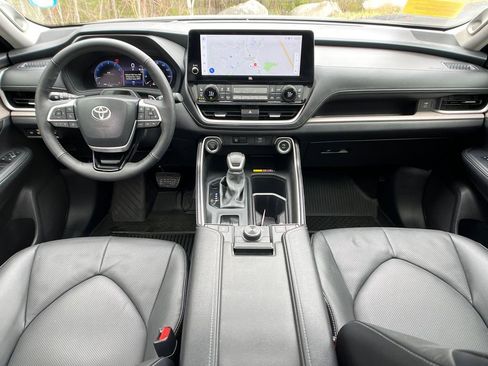 Used 2025 Toyota Grand Highlander AWD image 13