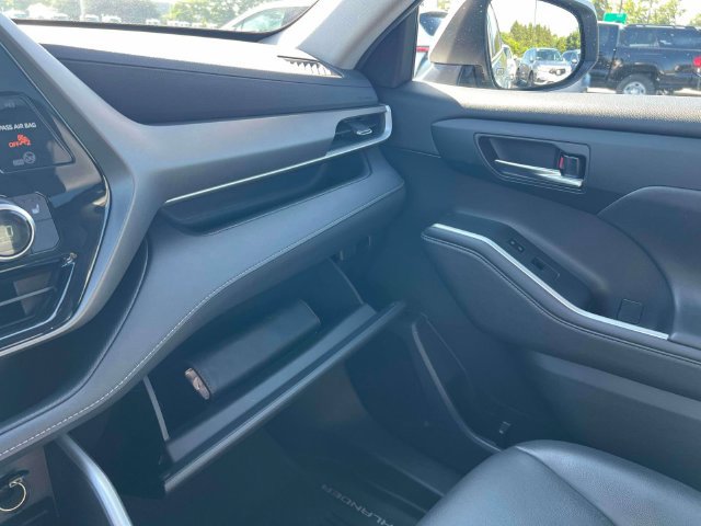 Used 2020 Toyota Highlander XLE AWD/4WD image 12