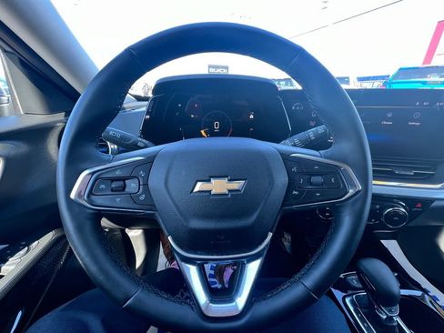 Used 2025 Chevrolet Trax LT w/ LT Convenience Package FWD image 18