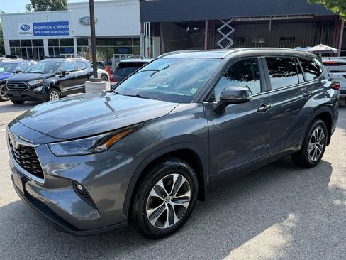 Used 2023 Toyota Highlander XLE AWD/4WD image 4