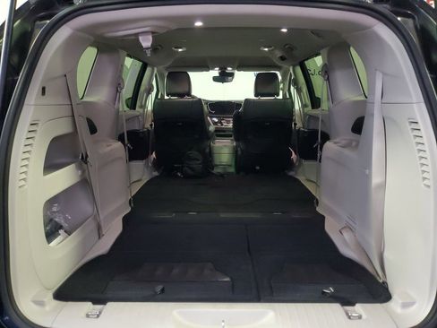 Used 2024 Chrysler Pacifica Touring-L image 11