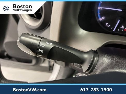 Used 2018 Toyota RAV4 LE image 19