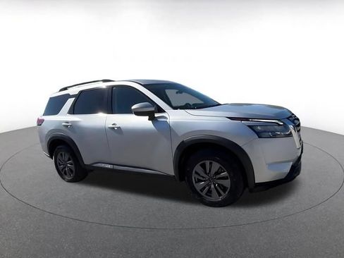 Used 2025 Nissan Pathfinder SV FWD image 3