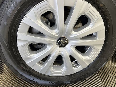 Used 2022 Toyota Prius LE image 14