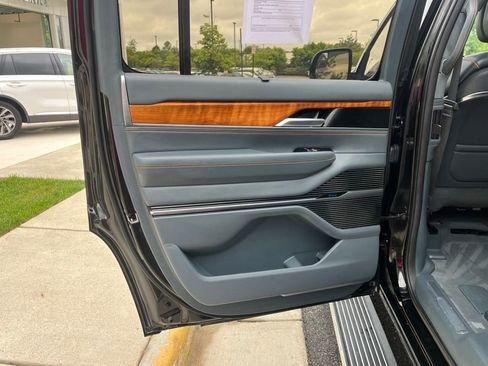 Used 2022 Jeep Grand Wagoneer Series III AWD/4WD image 20