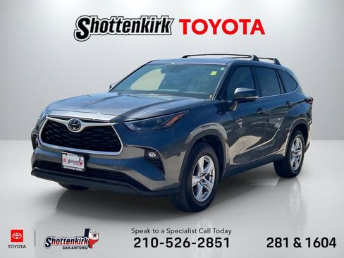 Used 2025 Toyota Highlander LE image 1
