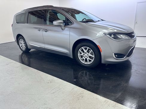 Used 2020 Chrysler Pacifica Touring-L FWD image 16