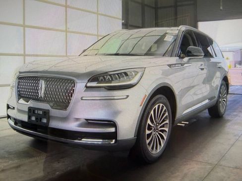 Used 2023 Lincoln Aviator AWD w/ Premium Package image 3