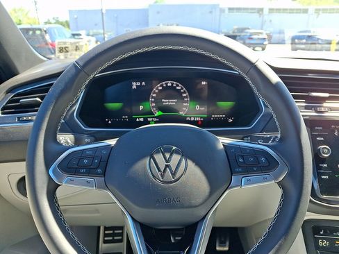 Certified 2023 Volkswagen Tiguan SE R-Line AWD/4WD image 19