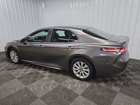 Used 2020 Toyota Camry SE image 4