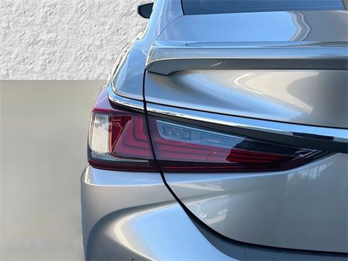 Used 2019 Lexus ES 300h image 10