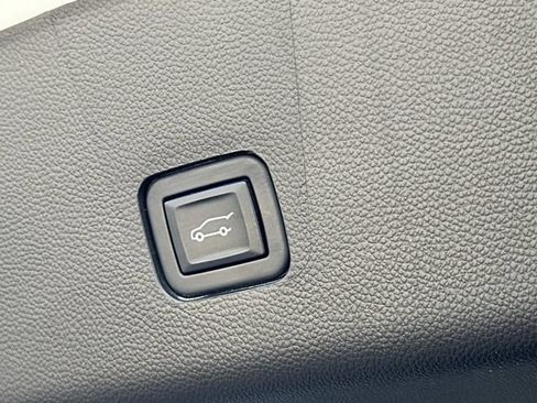 Used 2023 Chevrolet Traverse LT FWD image 37
