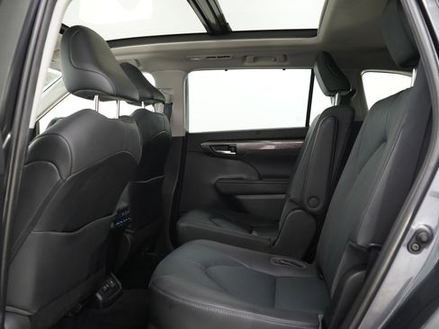 Used 2020 Toyota Highlander Platinum AWD/4WD image 16