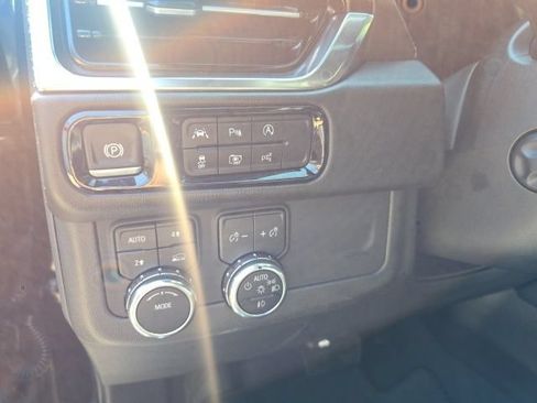 Used 2025 GMC Yukon XL Denali AWD/4WD image 18