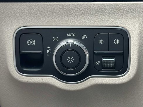 Used 2025 Mercedes-Benz GLA 250 4MATIC image 36