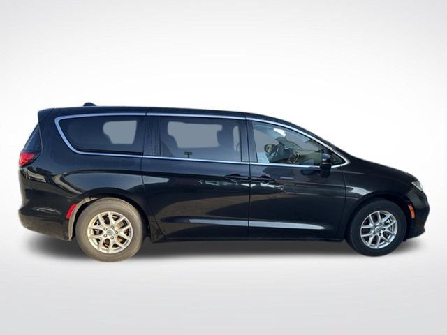 Used 2023 Chrysler Pacifica Touring-L FWD image 13