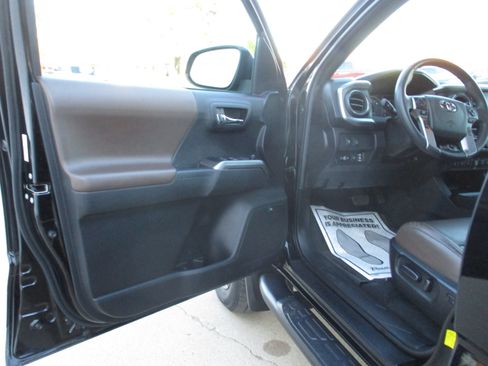 Used 2023 Toyota Tacoma Limited image 9