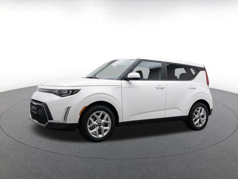 Used 2025 Kia Soul LX w/ LX Technology Package FWD image 3