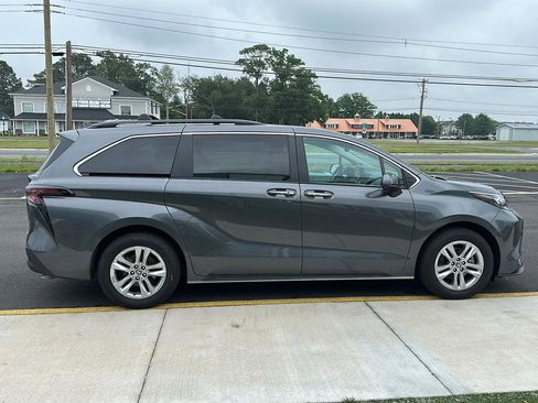 Used 2025 Toyota Sienna XLE w/ XLE Plus Package AWD/4WD image 4