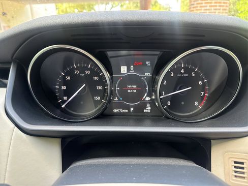Used 2018 Land Rover Discovery SE AWD/4WD image 16