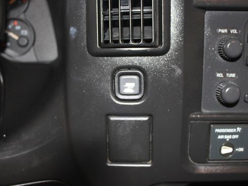 Used 2005 Chevrolet Express 2500 image 12